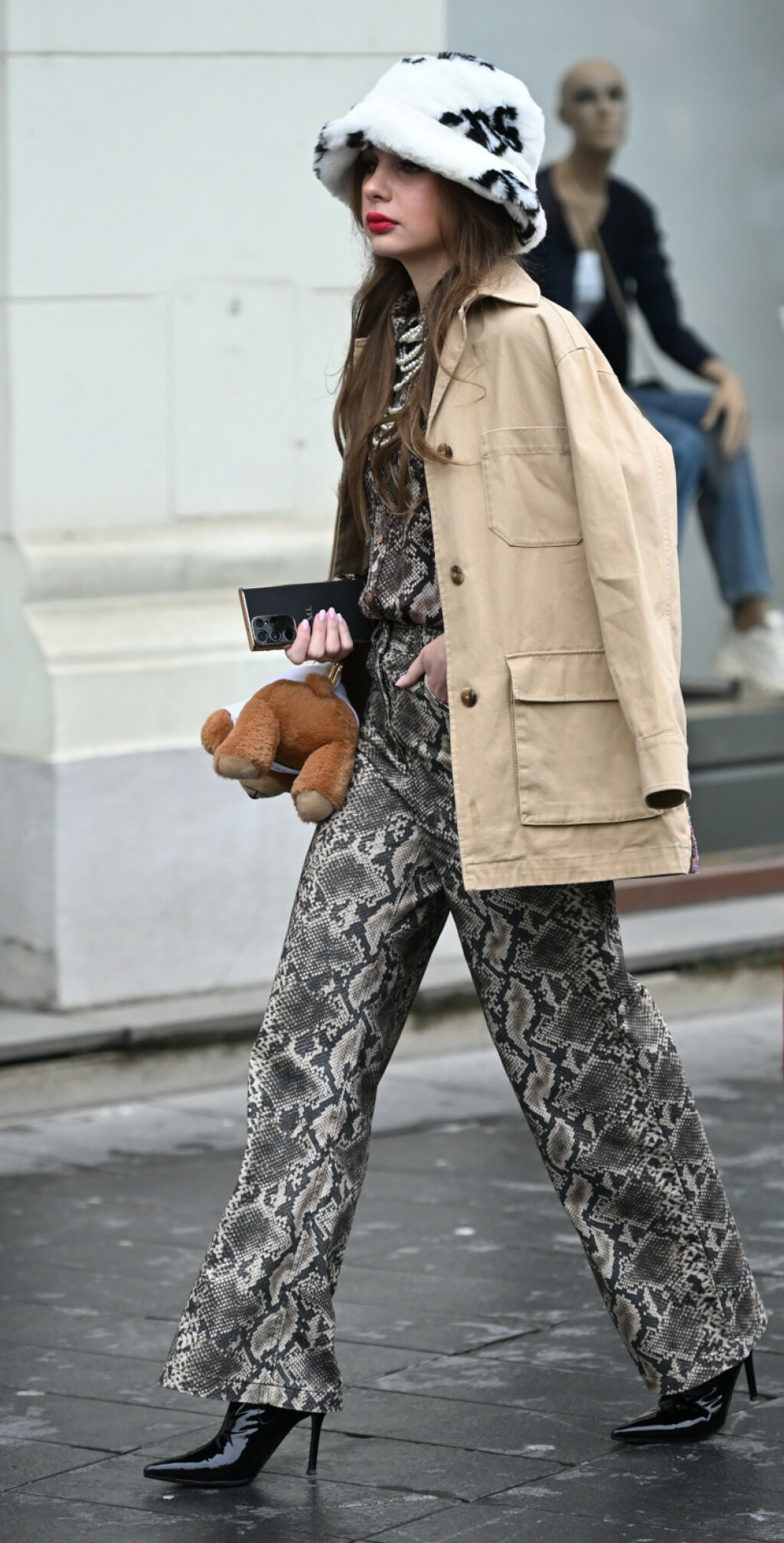 Zagrebačka street stylerica u kompletu zmijskog uzorka