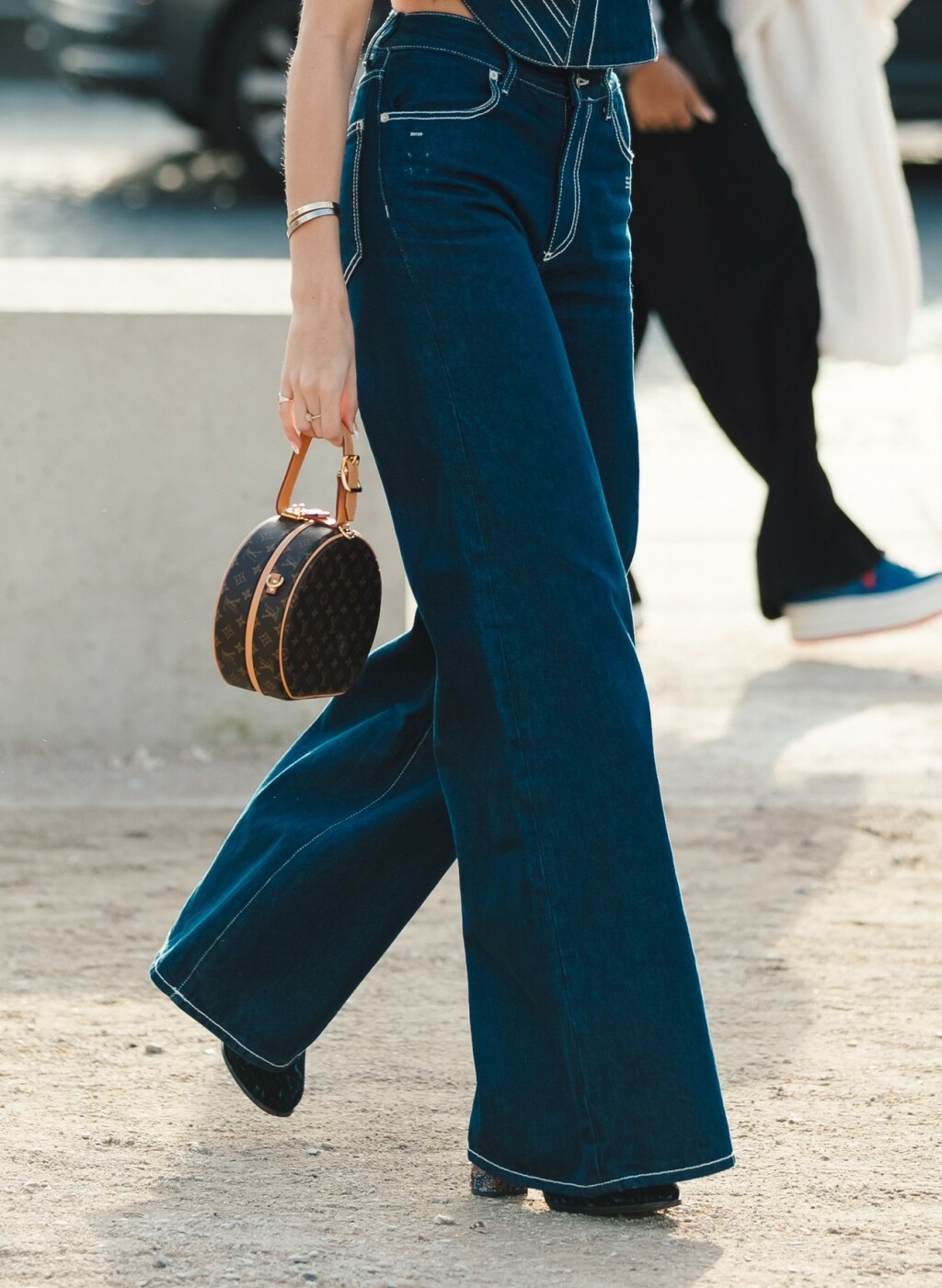 U modi je tamoplavi traper