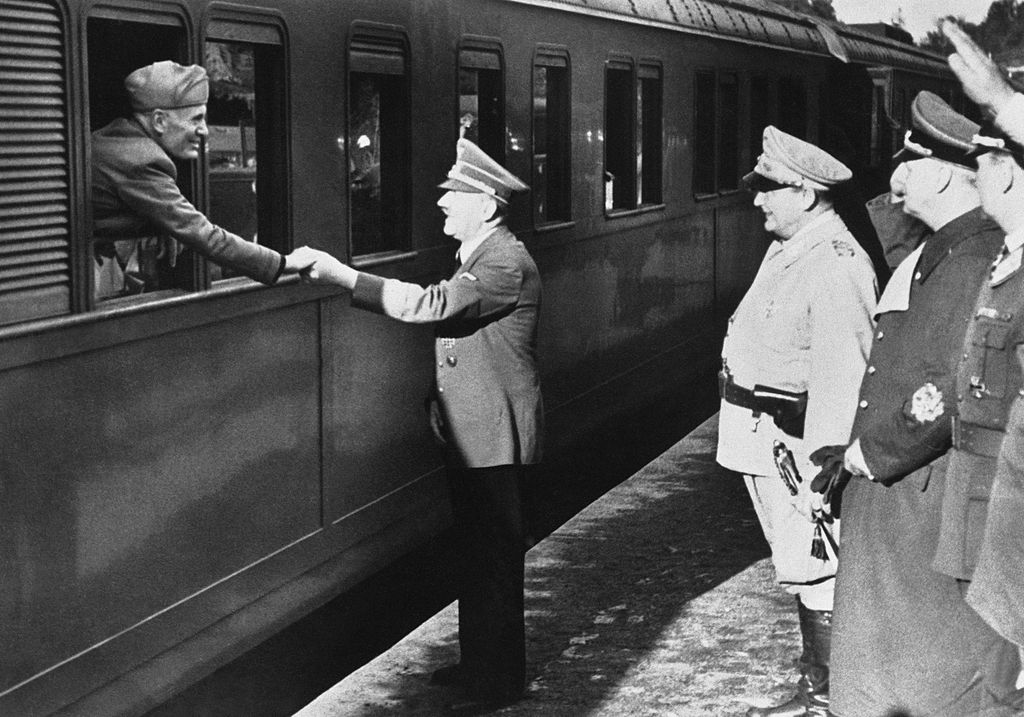 Benito Mussolini pozira uz svoju bistu