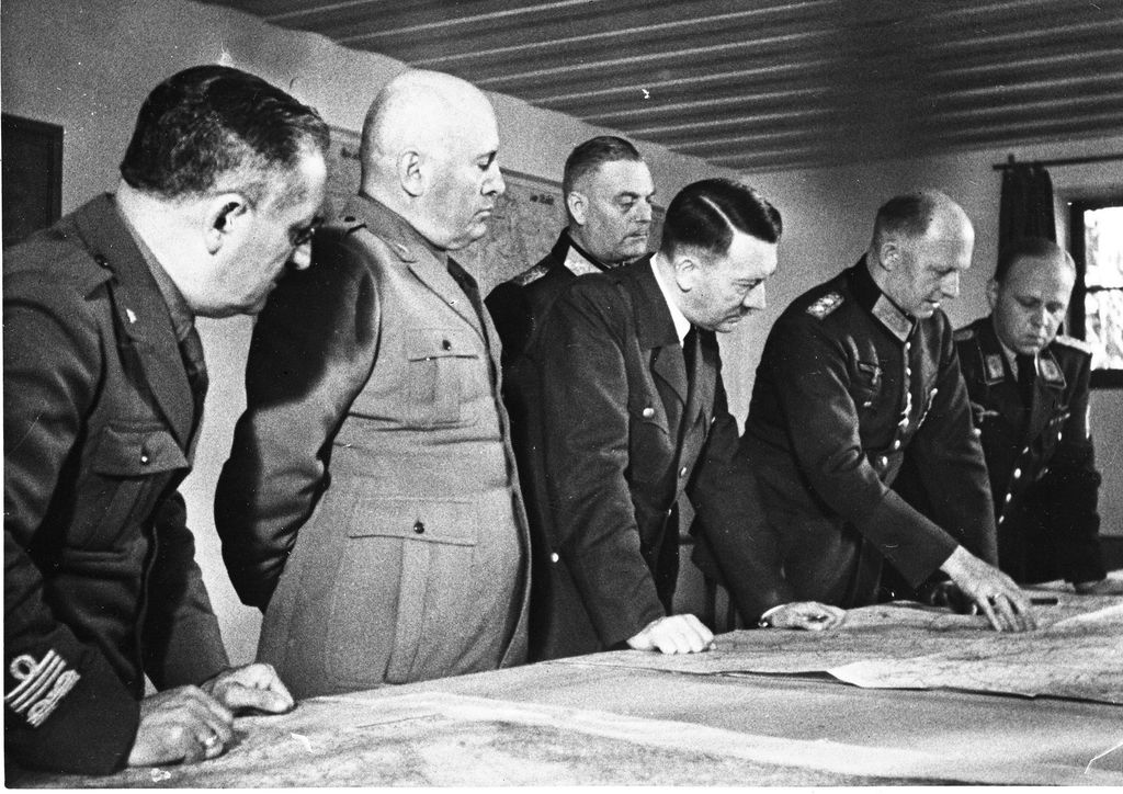 Benito Mussolini pozira uz svoju bistu