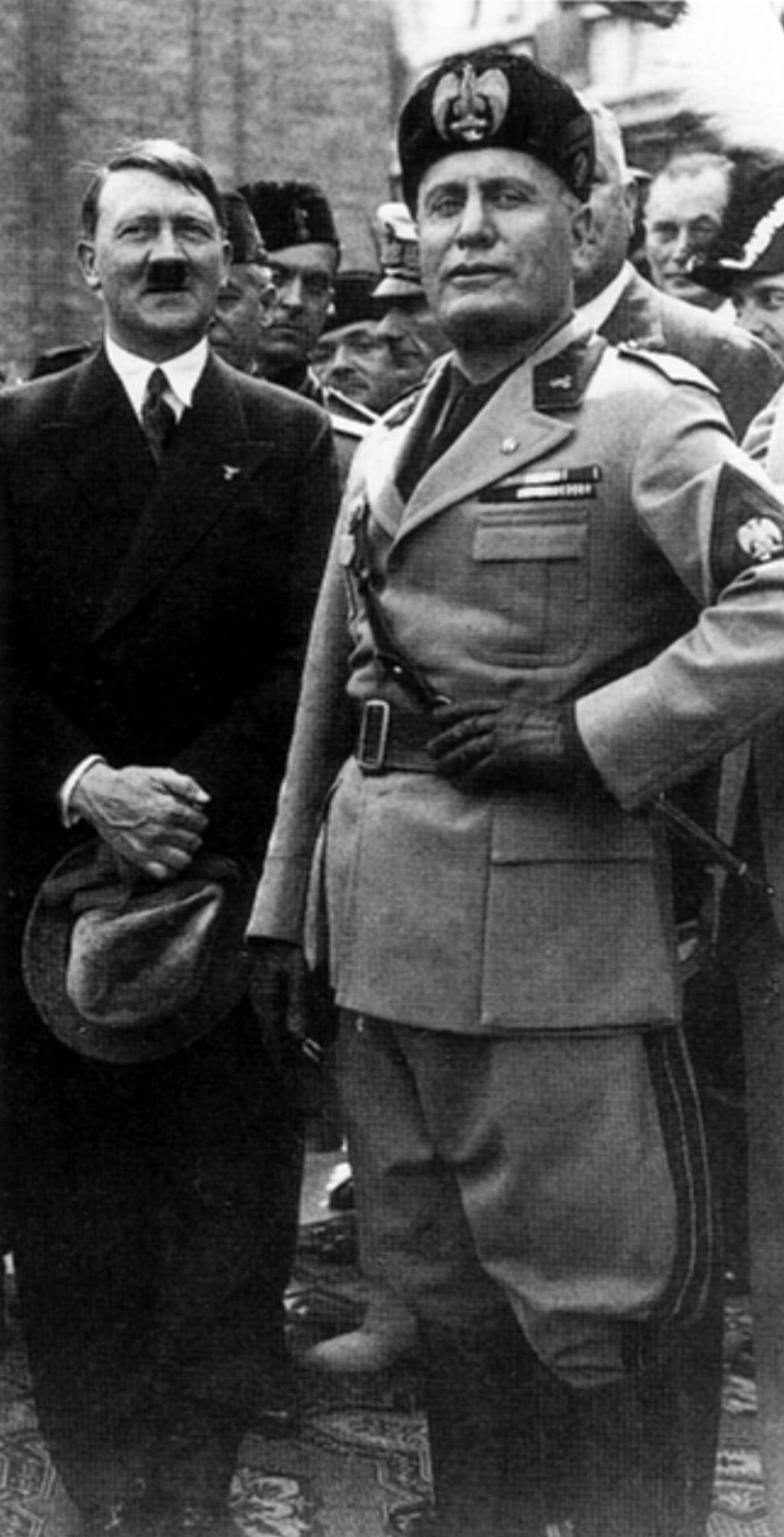 Benito Mussolini pozira uz svoju bistu