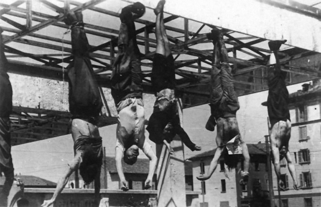Benito Mussolini pozira uz svoju bistu