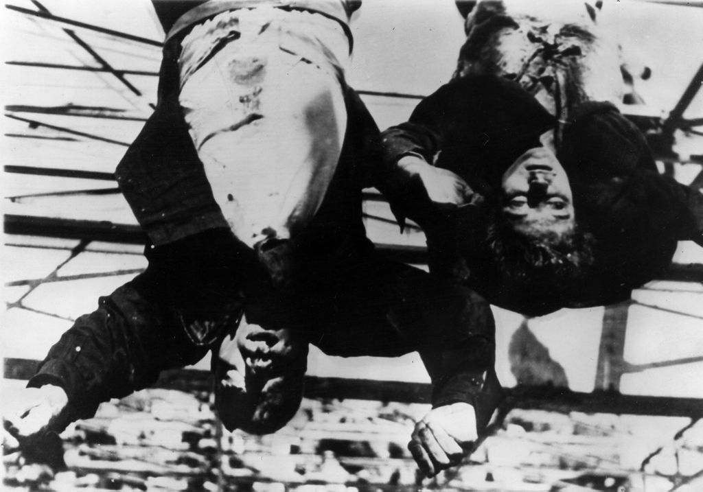 Benito Mussolini pozira uz svoju bistu
