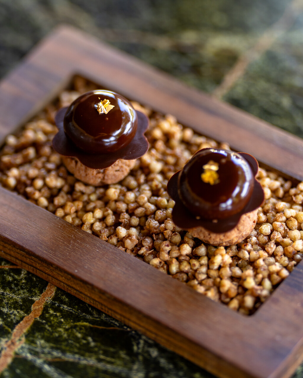 Petit four - pâte à choux s karameliziranim ovčjim mlijekom i mousseom od kave.