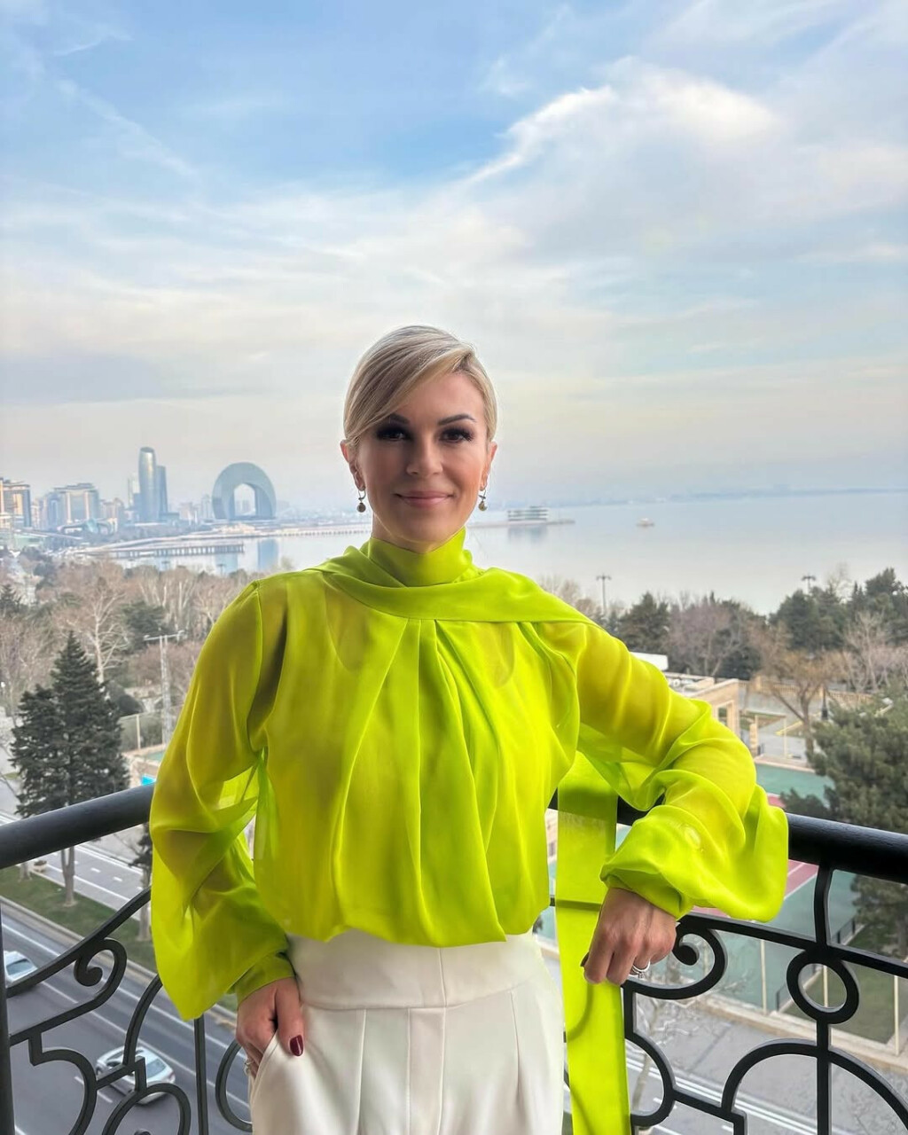Kolinda Grabar-Kitarović u kompletu s potpisom Krie Designa
