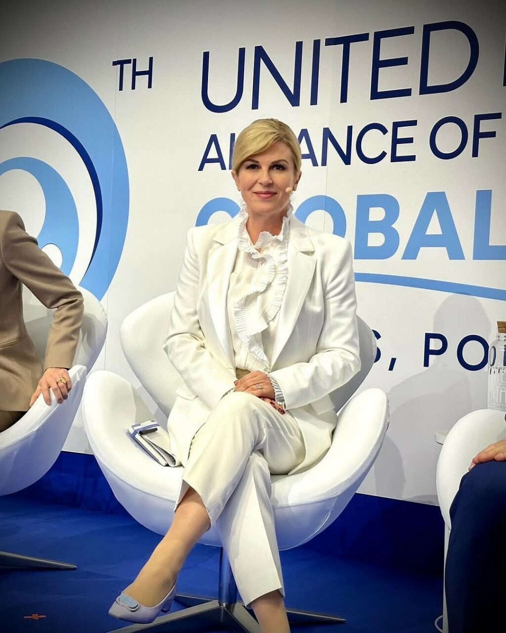 Bijelo poslovno izdanje Kolinde Grabar-Kitarović