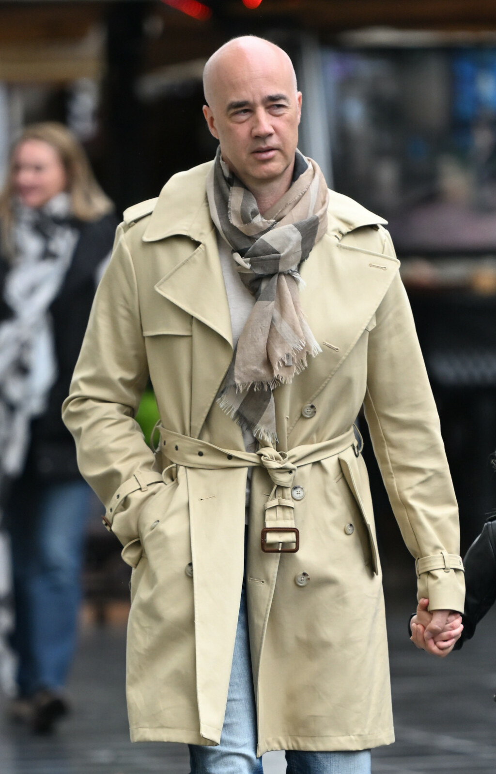 Tata iz centra Zagreba u kratkom bež baloneru