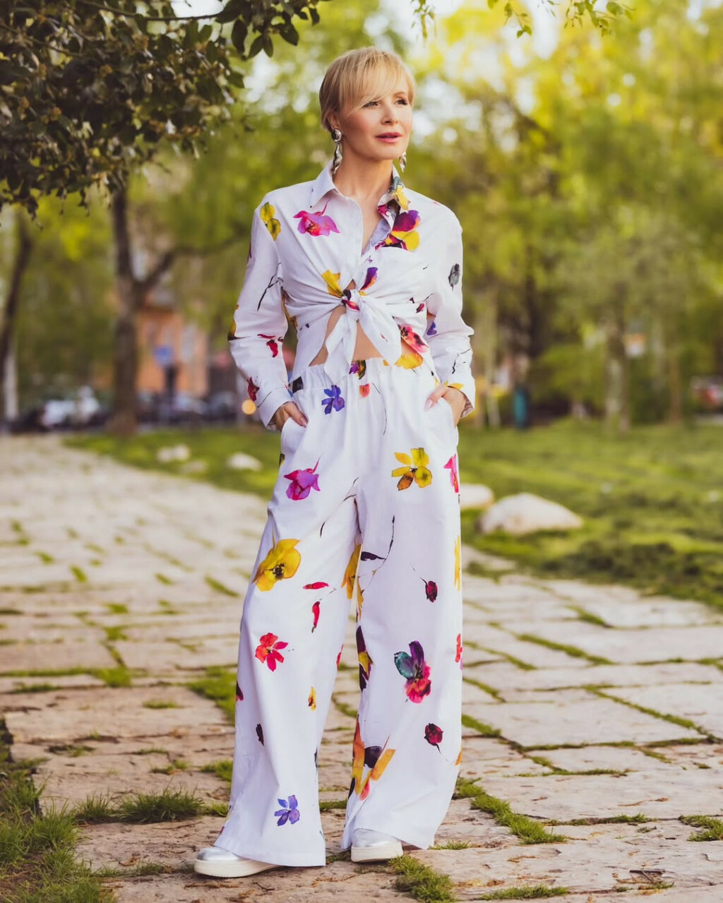 Danijela Martinović u elegantnom i udobnom kompletu cvjetnog uzorka