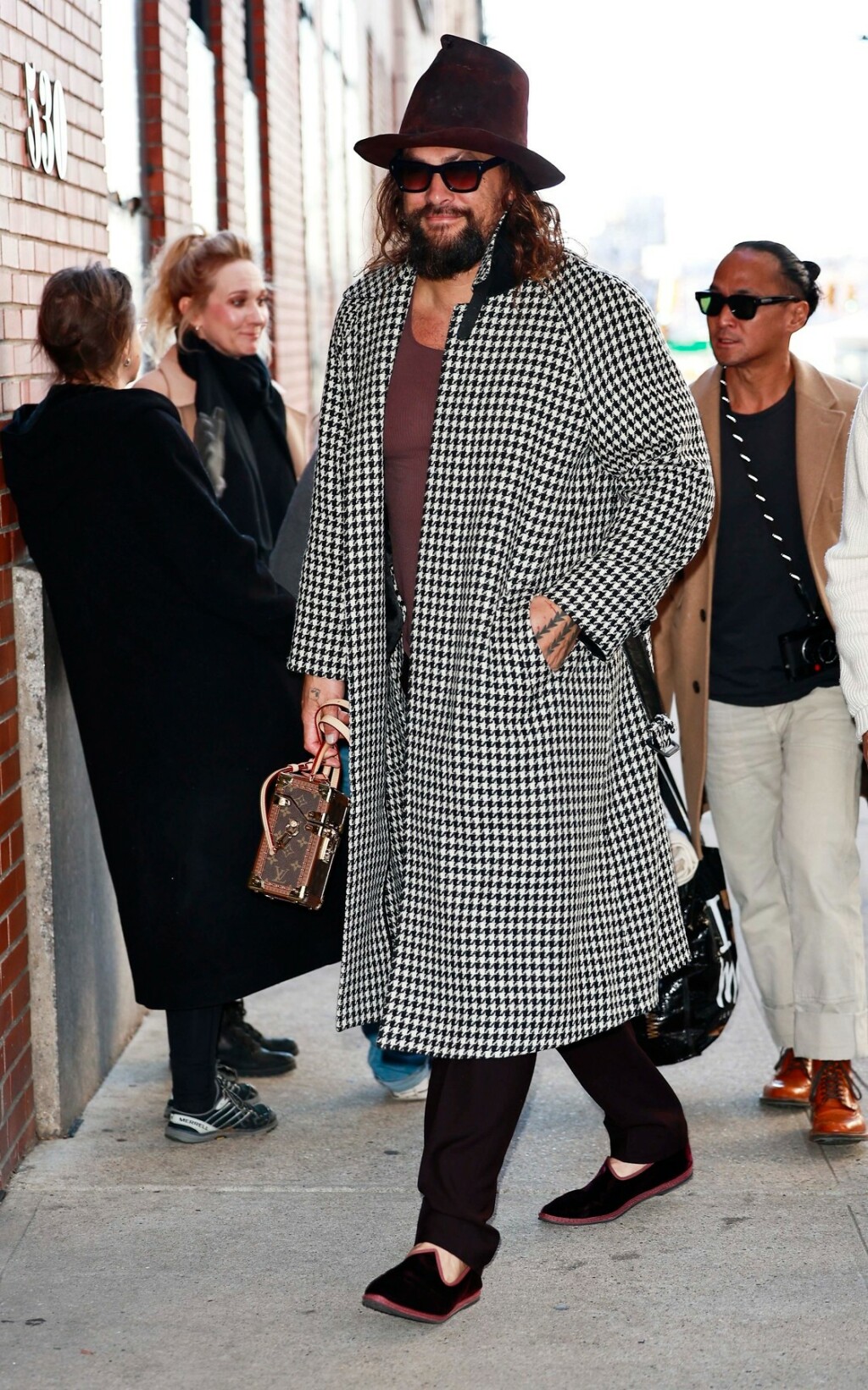 I Jason Momoa nosi friulane, baršunaste papuče