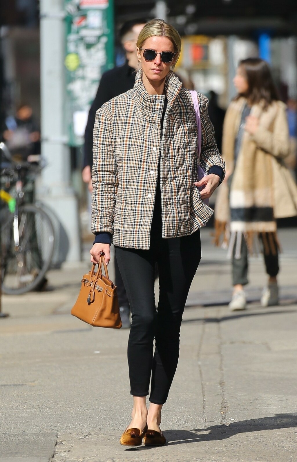 Nicky Hilton u baršunastim papučama