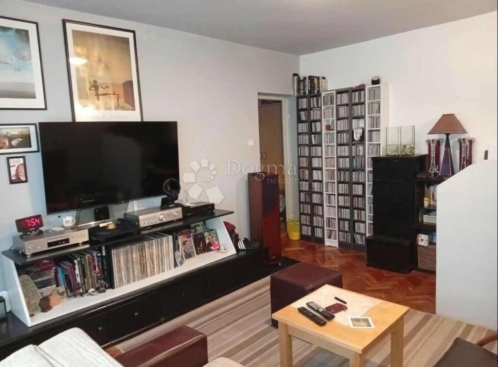 Prodaje se stan u Sisku - 1