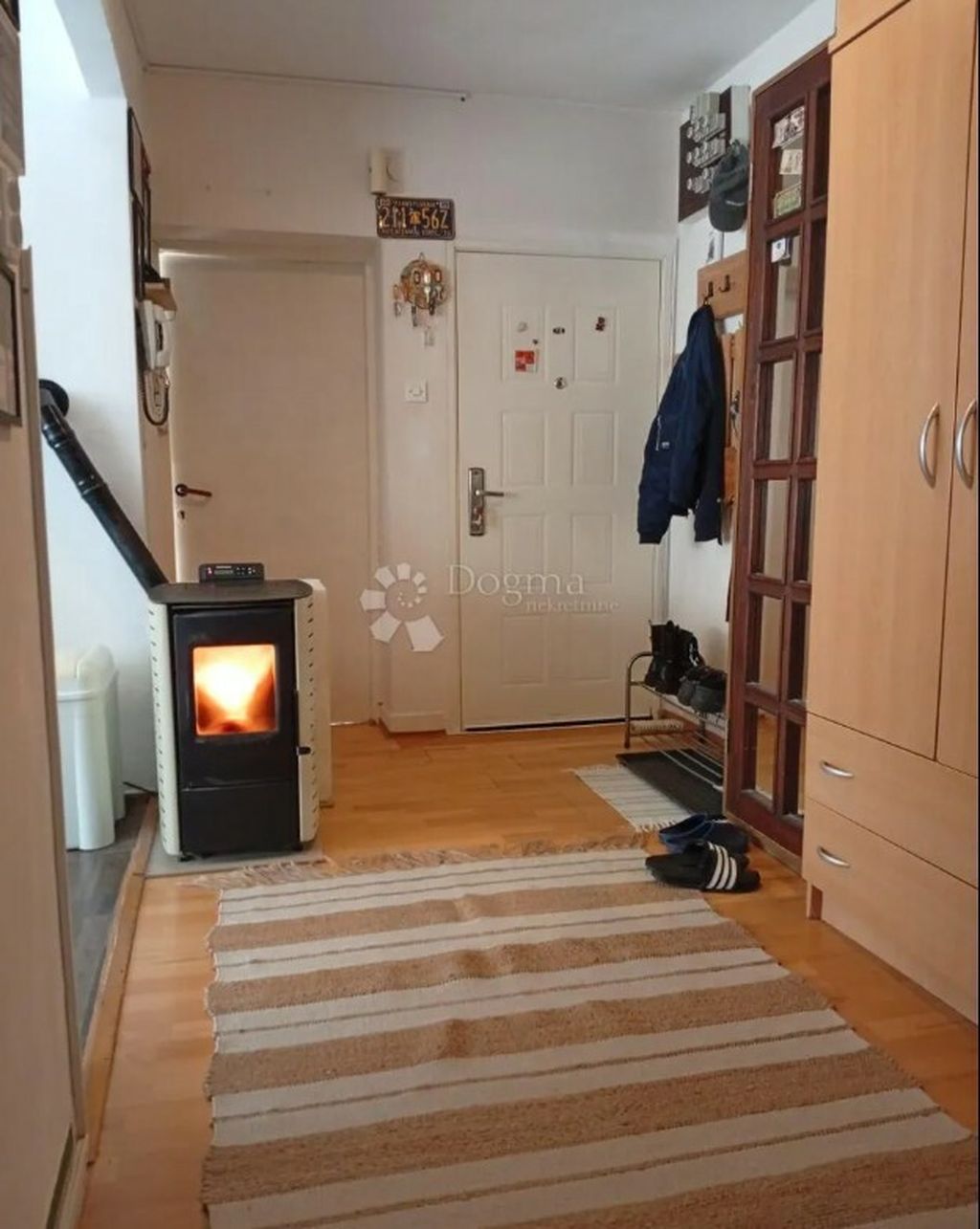 Prodaje se stan u Sisku - 1