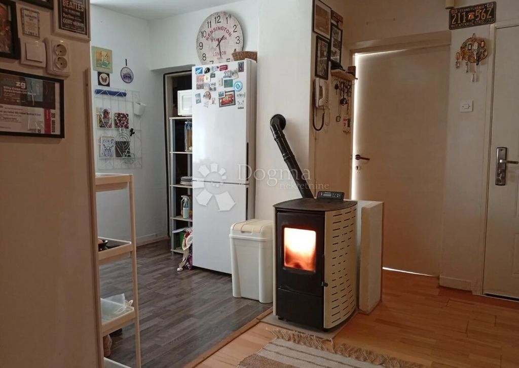 Prodaje se stan u Sisku - 1