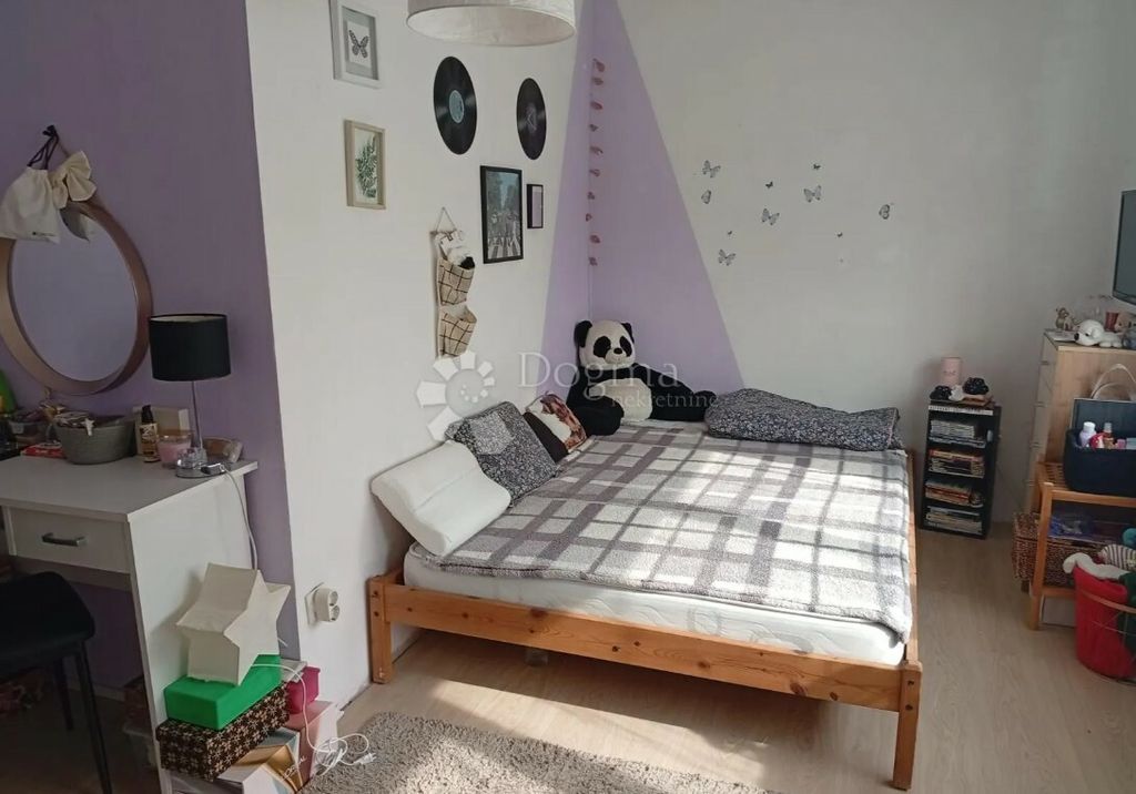 Prodaje se stan u Sisku - 1