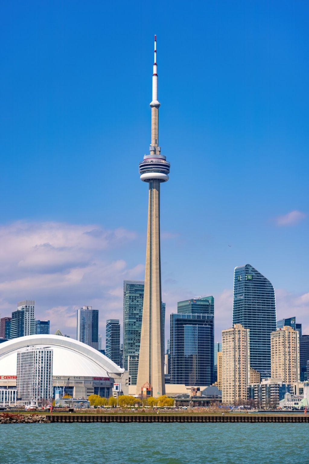 CN Tower je visok 553,3 metra zajedno s antenom