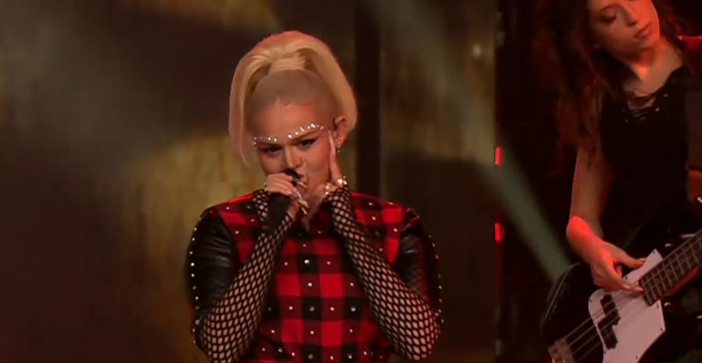 Laura Sučec kao Gwen Stefani