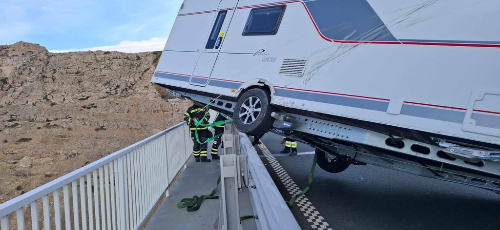 Prikolica zbog bure ostala visjeti s Krčkog mosta - 4