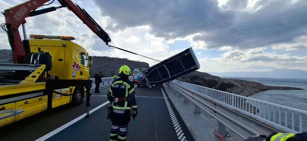 Prikolica zbog bure ostala visjeti s Krčkog mosta - 4