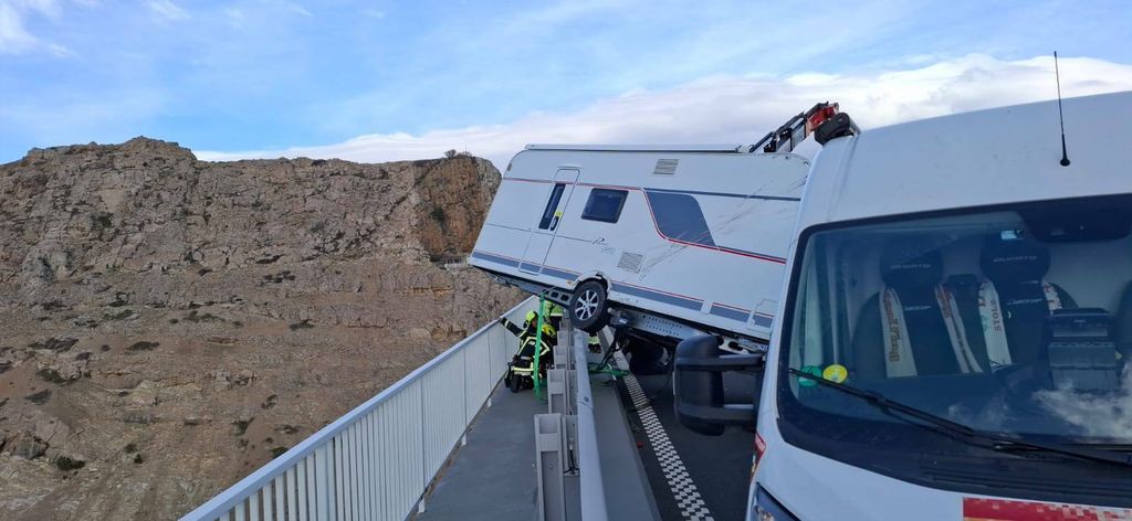 Prikolica zbog bure ostala visjeti s Krčkog mosta - 4