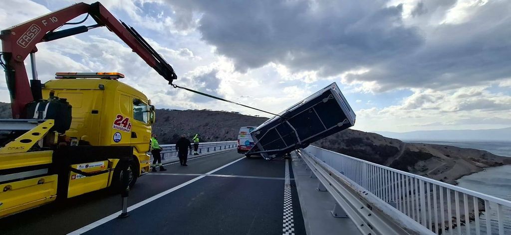 Prikolica zbog bure ostala visjeti s Krčkog mosta - 4