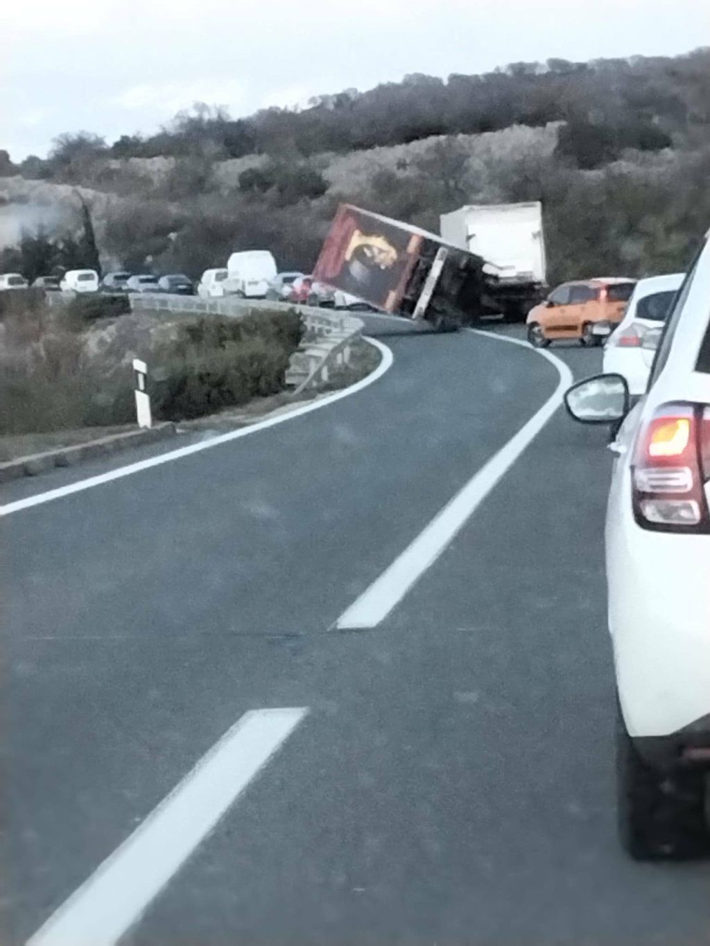 Prikolica zbog bure ostala visjeti s Krčkog mosta - 4