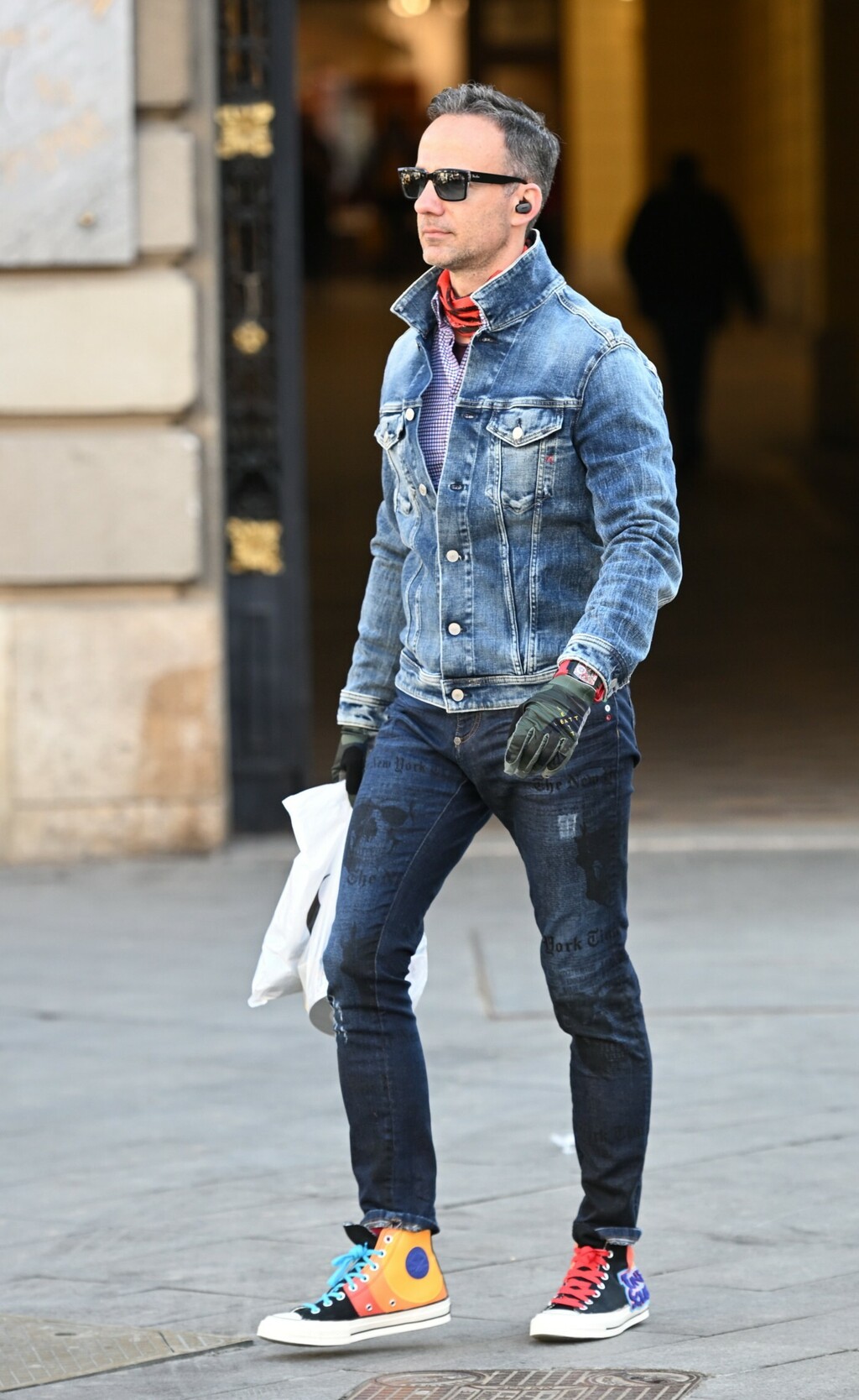 Gospodin sa zagrebačke špice u šarenim tenisicama