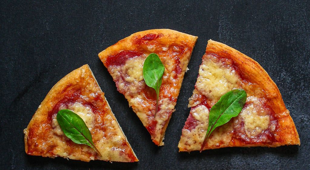 Ostatci hrane u posudi i bol u želucu