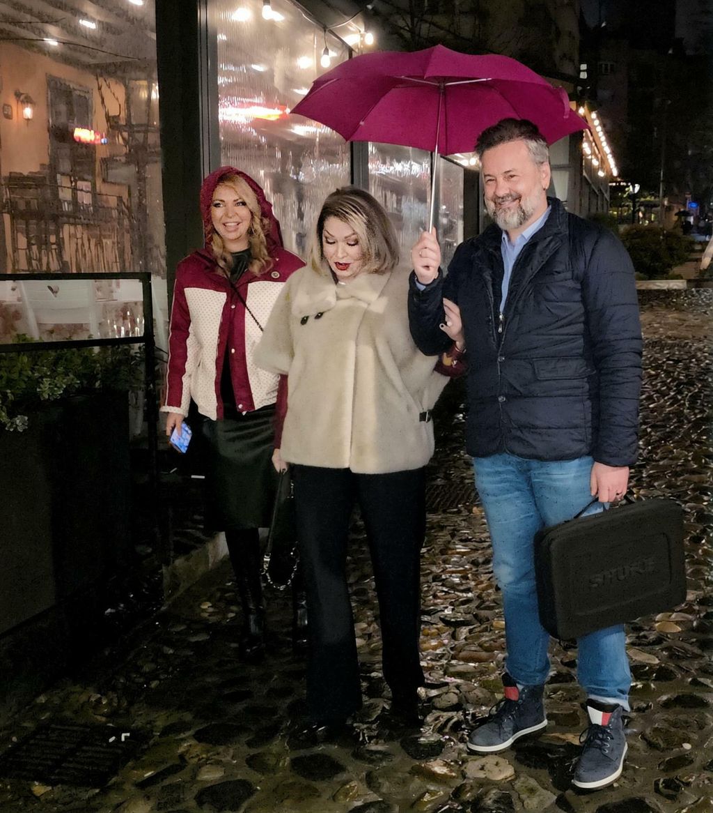 Neda Ukraden s kćeri i zetom