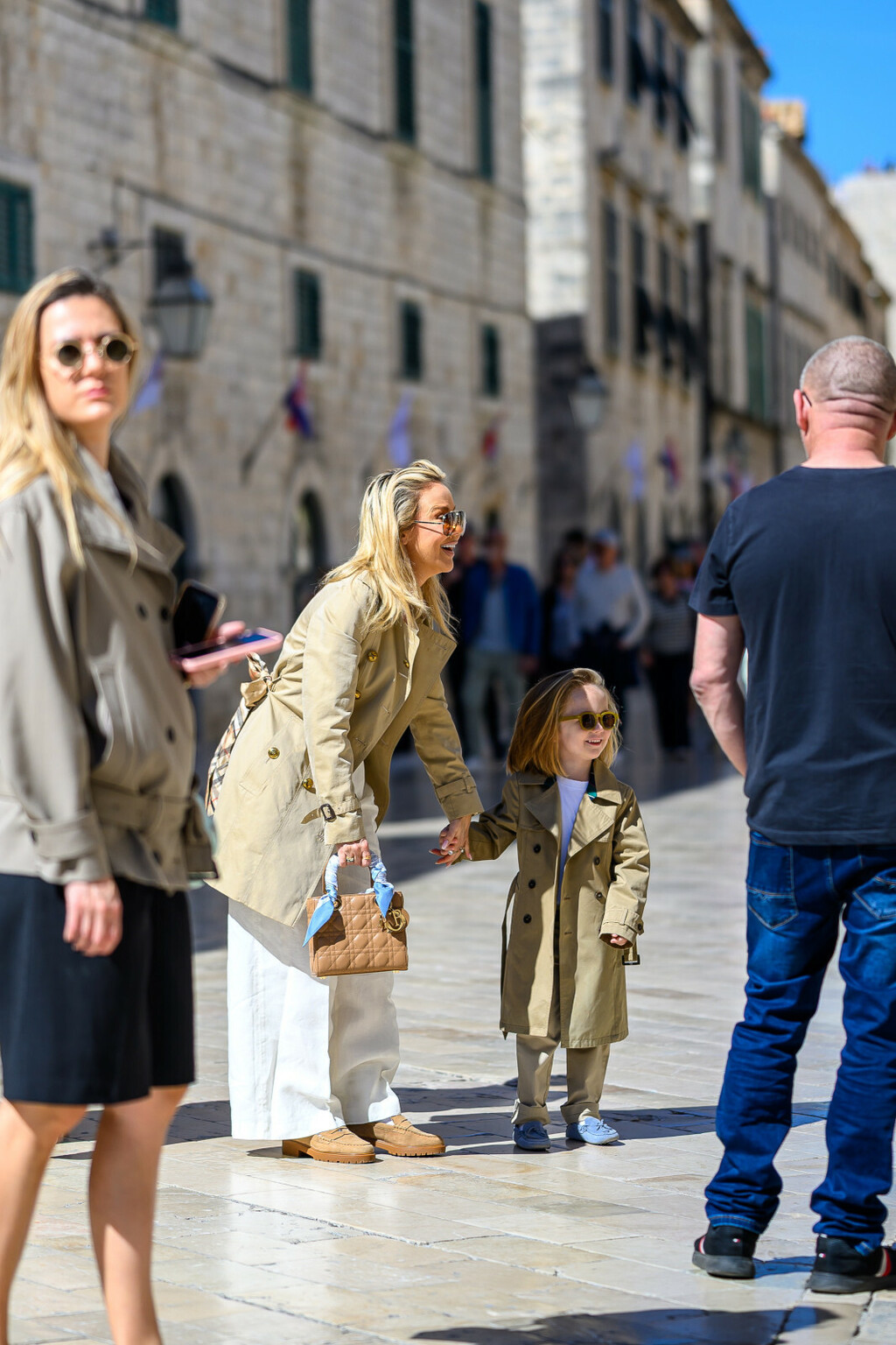 Maja Šuput sa sinom Bloomom u šetnji Stradunom - 3