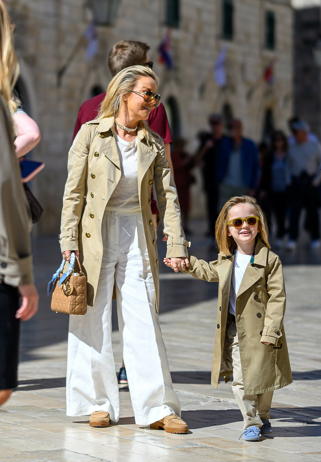 Mama Maja Šuput i njezin sinčić Bloom modno su se uskladili za šetnju Stradunom