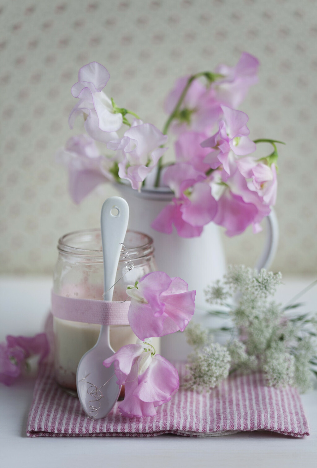 Delikatni cvijet mirisna grahorica izgleda očaravajuće - 2