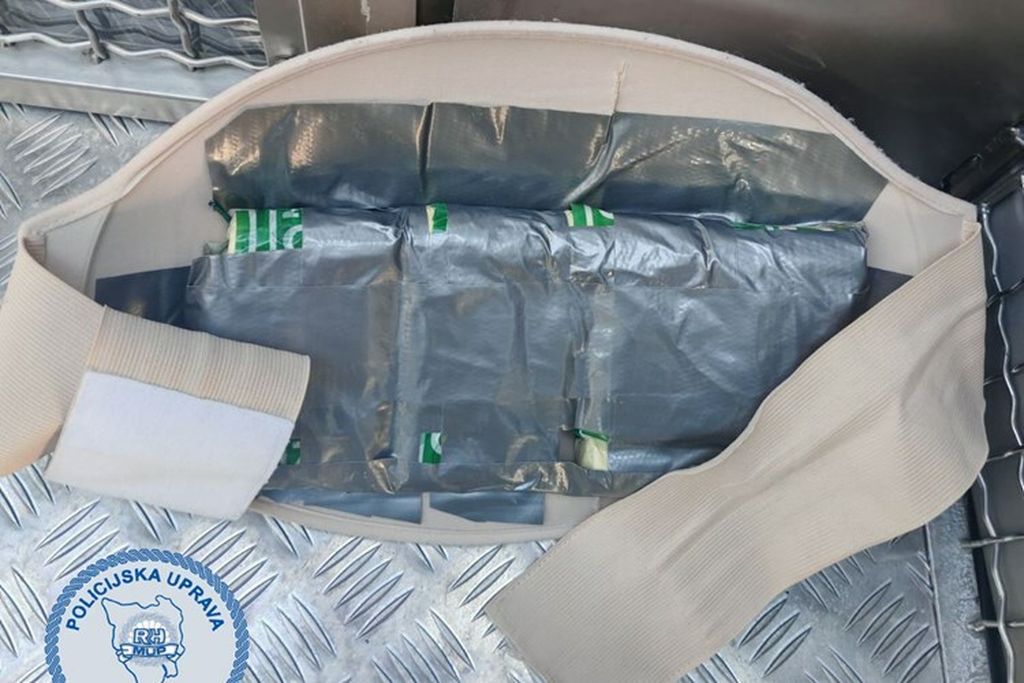 Sakrio pirotehniku u lažni trudnički trbuh