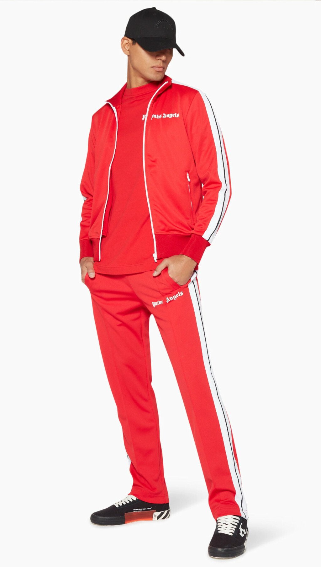 Borna Kotromanić nosi mušku trenirku brenda Palm Angels