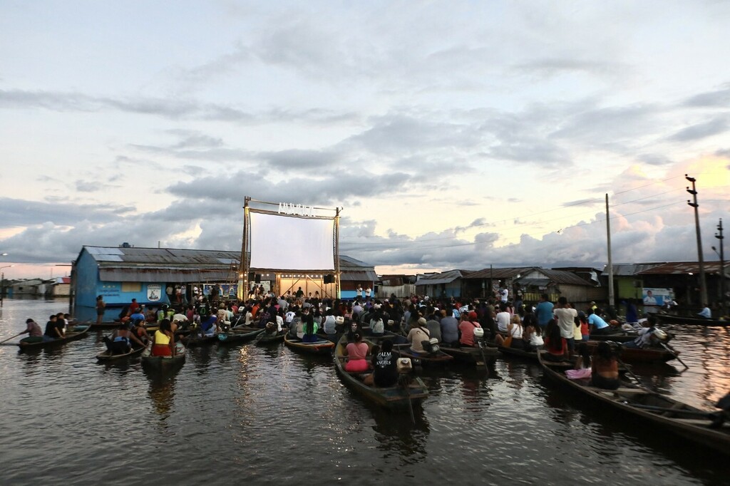 Filmovi se gledaju iz kanua