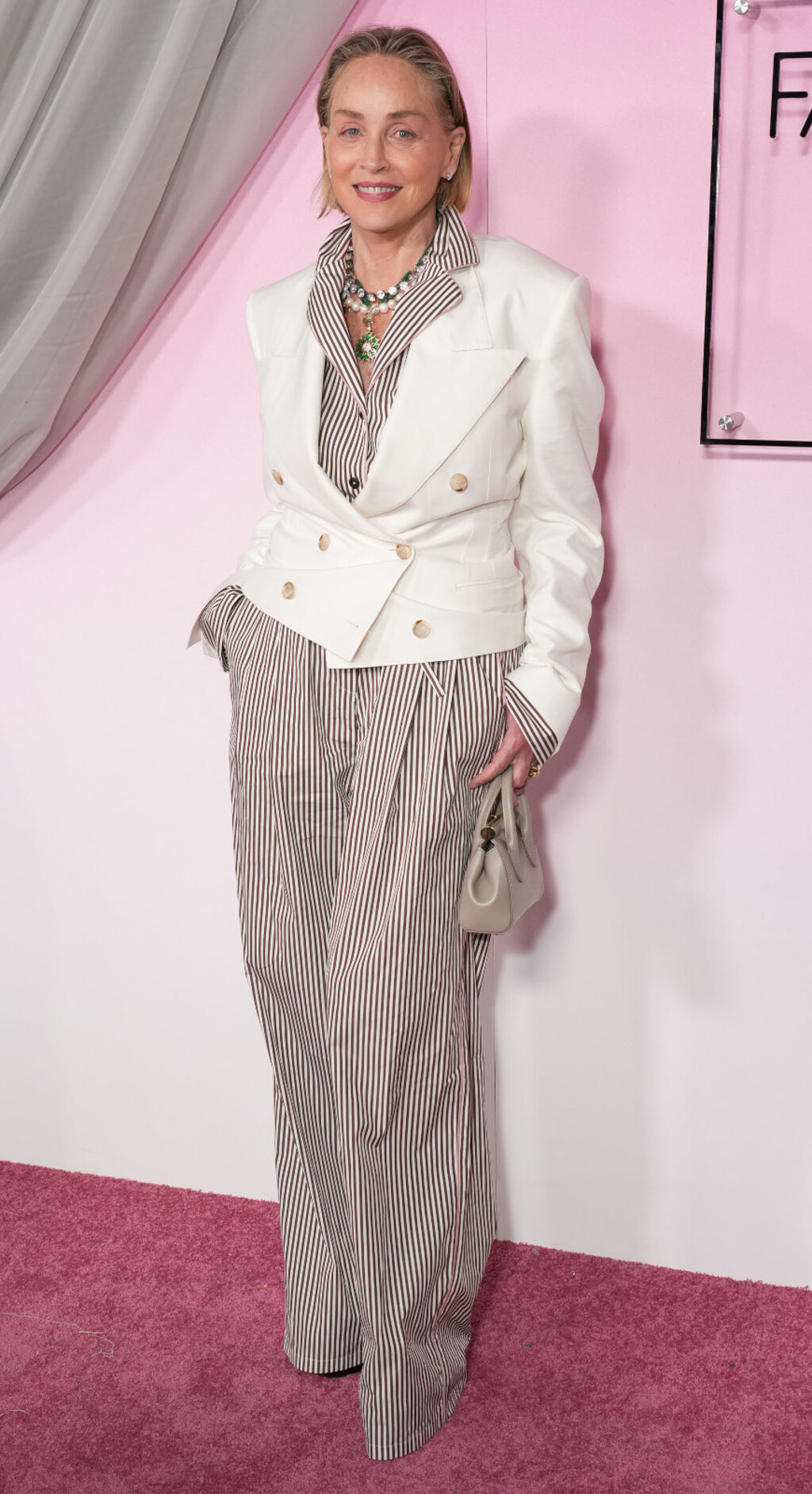 Sharon Stone u prugastom kompletu na događanju Fashion Trust U.S. Awards u Los Angelesu - 2