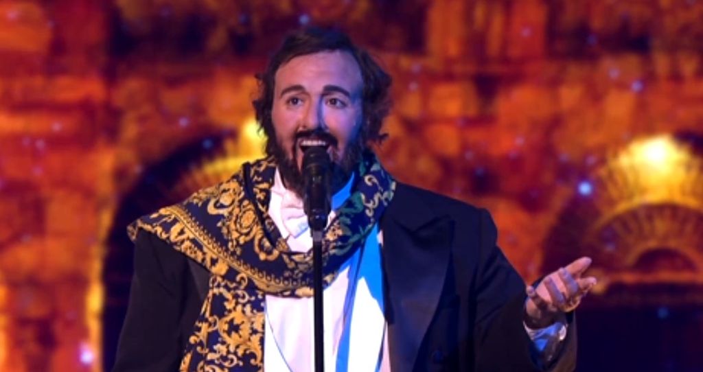 Dora Trogrlić kao Luciano Pavarotti