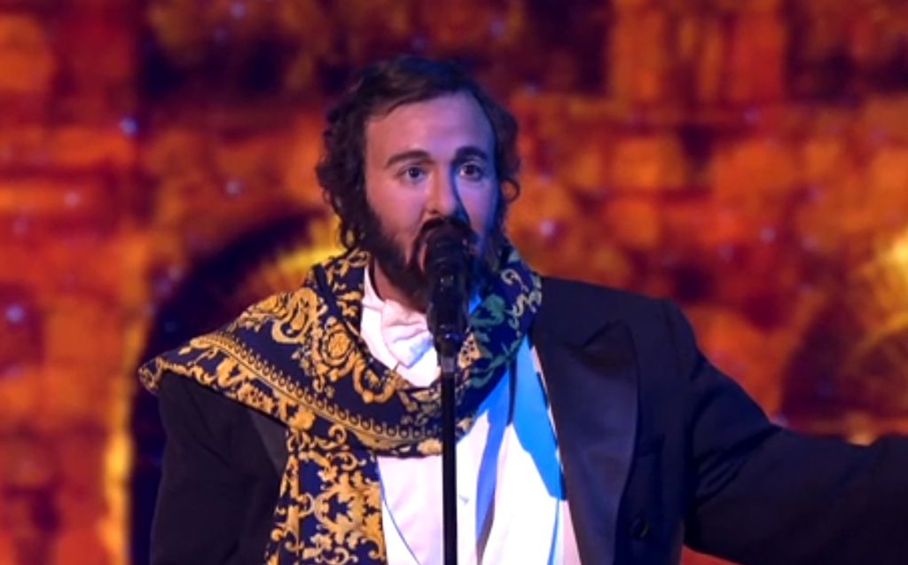 Dora Trogrlić kao Luciano Pavarotti