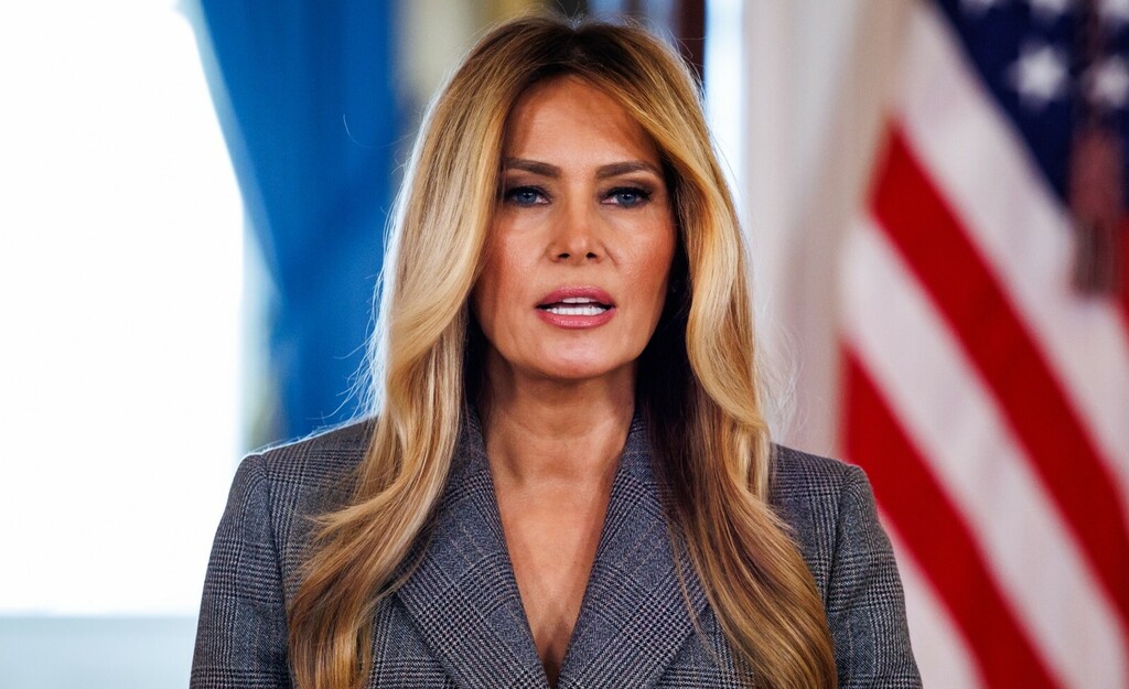 Melania Trump u Pradinu odijelu u Bijeloj kući 2026. - 1