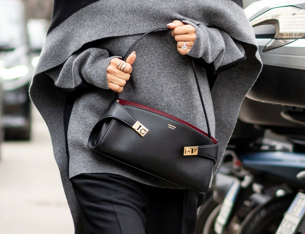 Ferragamo Hug jedna je od trenutno najpopularnijih dizajnerskih torbi