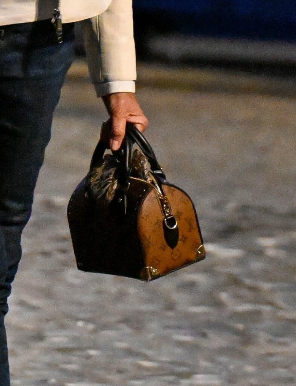 Francuska prva dama izdanje je upotpunila Louis Vuitton torbom