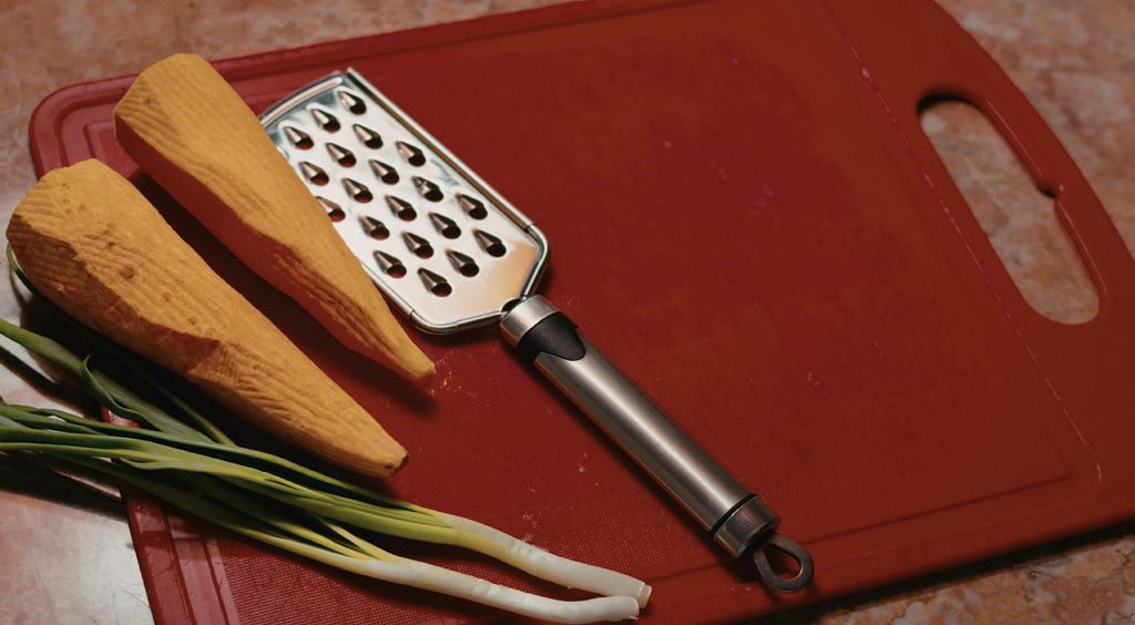 Kuharica u kuhinji i daska za rezanje