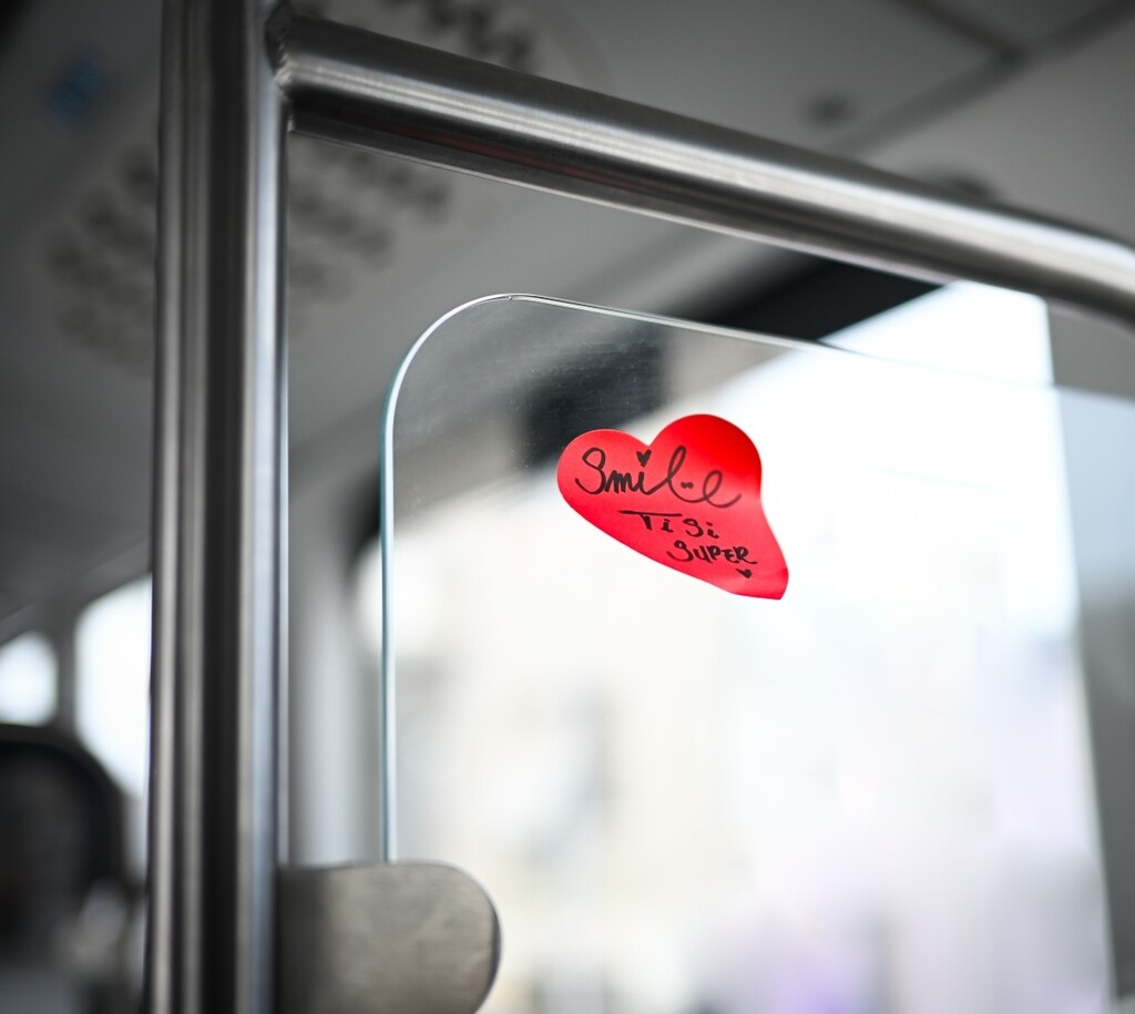 Simpatična i topla poruka u tramvaju