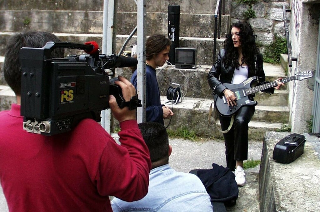 Doris Dragović na snimanju spota Šakom o stol