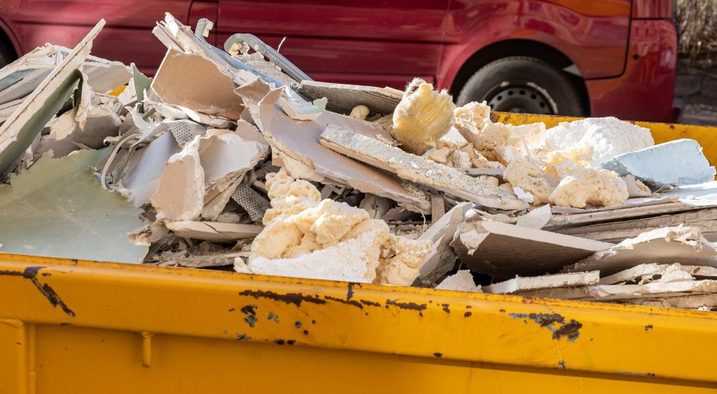 Kamenje, zemlja, papir i spužva na tanjuru