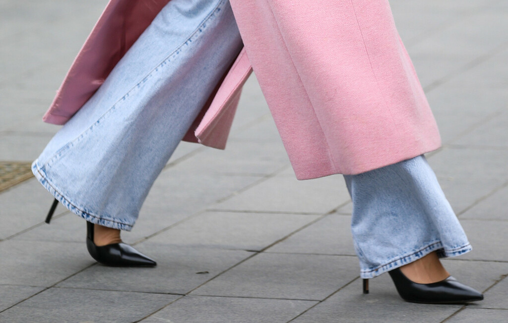 Zagrebačka street stylerica nosi široke traperice i ženstvene salonke