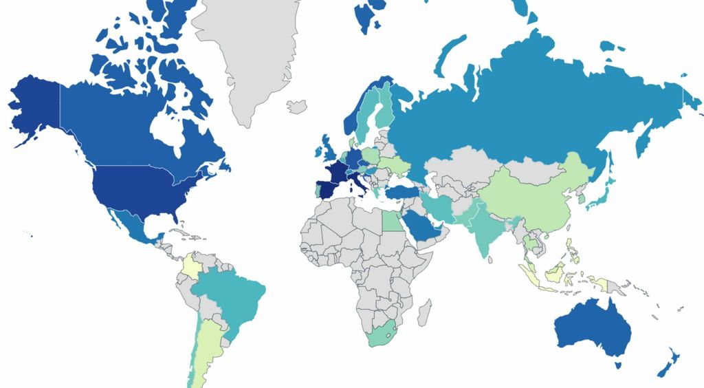 Ćelavi muškarac s rukama na glavi