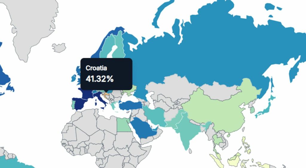 Ćelavi muškarac s rukama na glavi