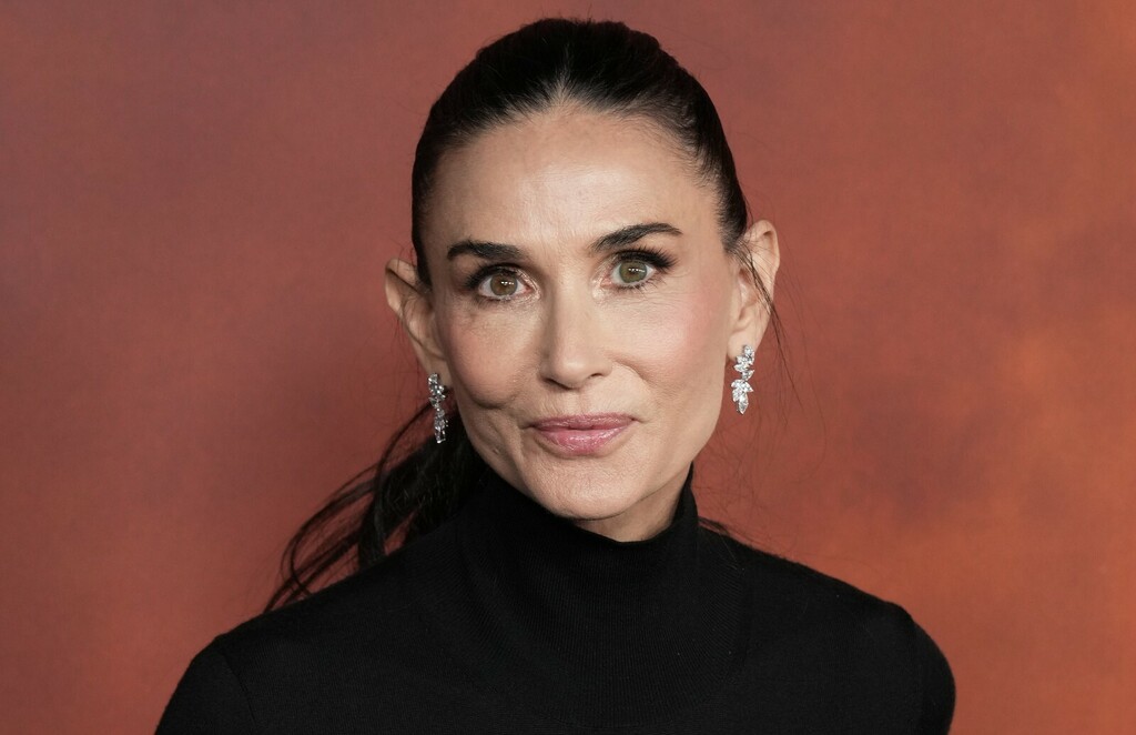 Demi Moore u suknji brenda Carolina Herrera na premijeri Landmana 2026. - 3