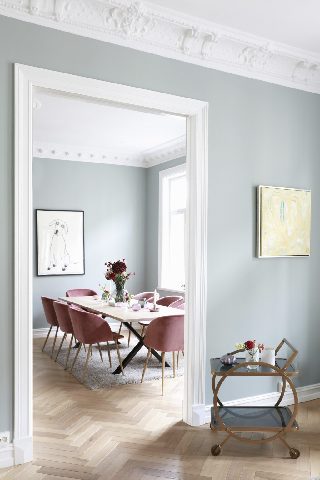 Visoki stropovi, bogate štukature i raskošni kristalni lusteri prostoru daju klasičnu, gotovo parišku notu