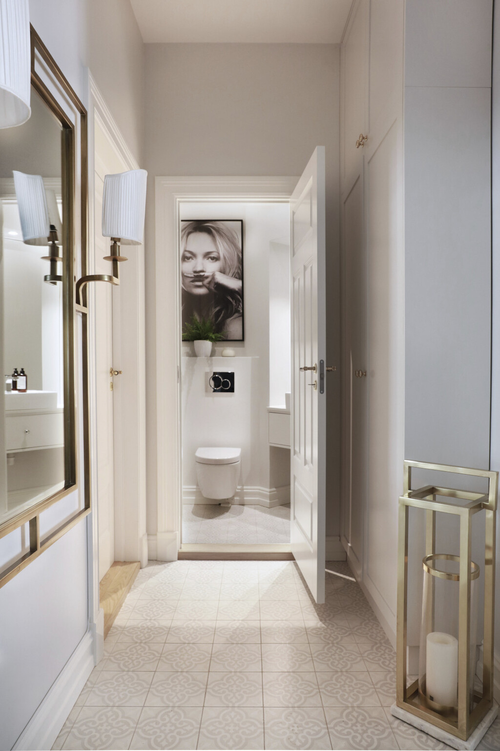 Stan sa 'zaobljenom' kuhinjom i slikom ikone 90-ih u toaletu - 6